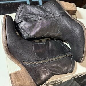 FRYE black leather Side-Zip Ankle Boots - size 8 excellent condition
